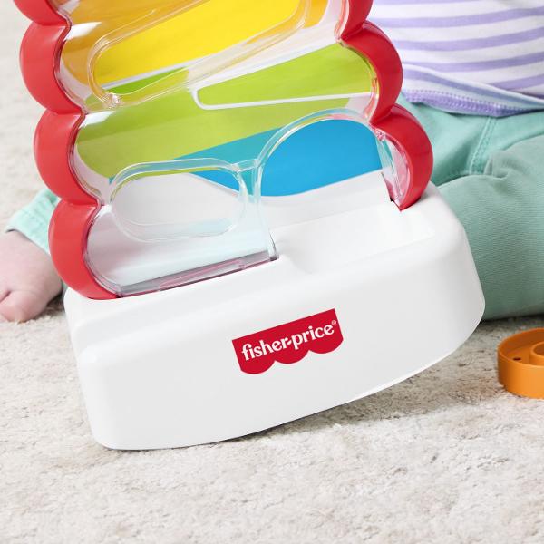 Jucaria Fisher-Price De Dezvoltare Turn Cu Discuri Colorate este special conceput pentru a stimula dezvoltarea timpurie a bebelusilor prin joaca interactiva si plina de culoare Setul include o structura transparenta cu traseu intern si discuri colorate pe care copilul le introduce in partea superioara urmarind cum acestea coboara in mod imprevizibil pana la baza Acest mecanism simplu dar captivant ajuta la dezvoltarea coordonarii mana-ochi si la intelegerea relatiei cauza-efect Designul 