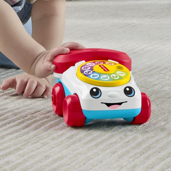 Telefonul interactiv Fisher-Price Vehicul Telefon este o jucarie clasica reinterpretata intr-un design modern si prietenos special conceputa pentru bebelusi Cu un aspect vesel si culori atractive aceasta jucarie stimuleaza curiozitatea si incurajeaza joaca activa Discul rotativ numerotat permite copilului sa interactioneze prin rotire dezvoltand coordonarea mana-ochi si abilitati motorii fine Rotile functionale transforma jucaria intr-un vehicul usor de impins sau tras sustinand miscarea 