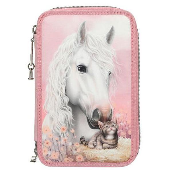 Dulce prietenie cu animale Partea din fa&539;&259; a penarului roz de la Miss Melody prezint&259; un motiv mare reprezent&acirc;nd un cal alb &537;i o pisicu&539;&259; pe un balot de f&acirc;n &icirc;nconjurat&259; de flori delicate Extra dr&259;gu&539; pandantivul tip scar&259; cu aspect argintiu antic de pe fermoar Cele trei pandantive tip scar&259; cu aspect argintiu antic de pe fermoar Cele trei compartimente separate sunt fiecare complet echipate cu 18 carioci si 18 