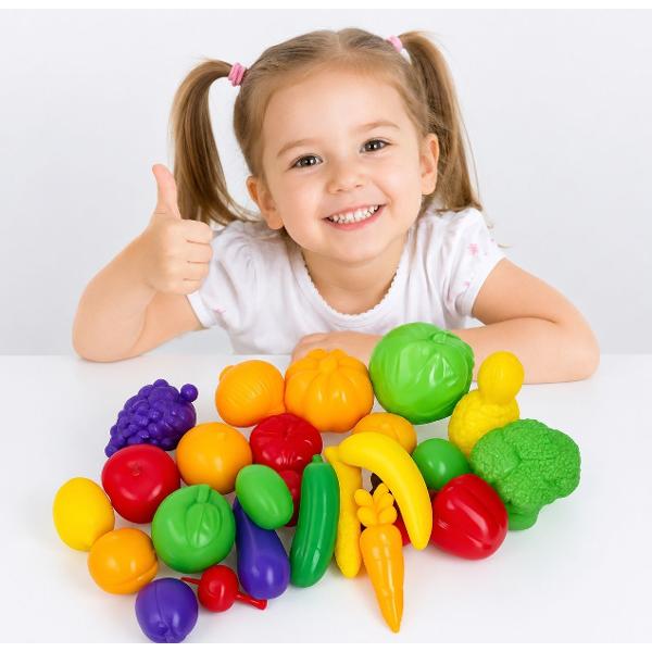 Setul &bdquoLegume si fructe&rdquo este o jucarie educativa colorata care ii ajuta pe copii sa descopere diferite legume si fructe sa invete denumirile culorile si formele acestora Este completarea perfecta pentru bucataria de jucarie magazinul sau restaurantul copiilor si pentru jocurile de rol Setul contine 26 de produse din plastic cu aspect realist 11 legume si 15 fructe Toate piesele sunt fabricate din plastic rezistent si sigur avand dimensiuni potrivite pentru mainile 