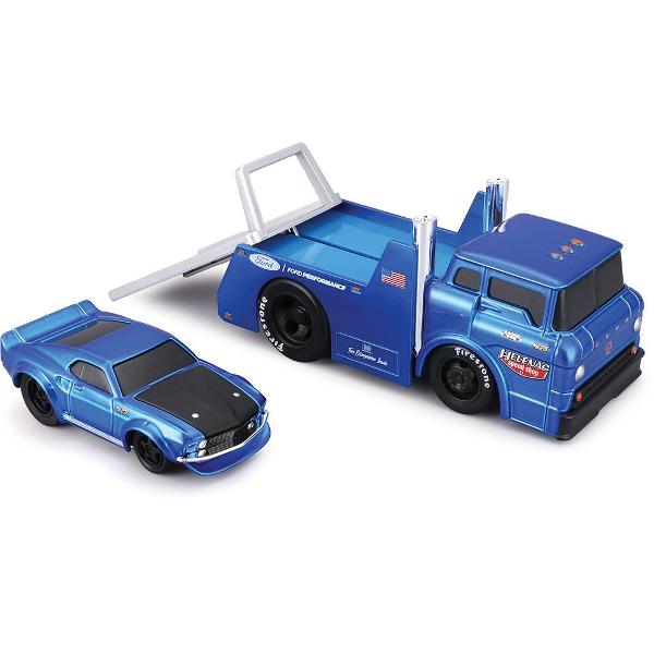 Set Muscle Transports Camion Si Masinuta Metalica Scara 1 la 64 de colectie conceput pentru pasionatii de vehicule clasice si pentru copii care apreciaza jocul realist Produsul include un camion transportor si un vehicul incarcat ambele fabricate din metal cu detalii din plastic oferind rezistenta si un aspect autentic Designul este inspirat din modele auto clasice cu finisaje atent lucrate elemente grafice vintage si roti functionale care permis rularea usoara Setul reproduce fidel 