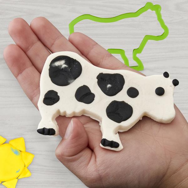 Setul Play-Doh Forme este ideal pentru primele activitati creative cu plastilina oferind copiilor posibilitatea de a modela presa si decupa diferite forme intr-un mod distractiv Setul include forme geometrice si accesorii de modelaj precum si plastilina Play-Doh in 6 culori cu o cantitate totala de 170 g Joaca ajuta la dezvoltarea creativitatii coordonarii mana-ochi si motricitatii fine incurajand copiii sa combine culorile si sa creeze propriile modele Recomandat copiilor cu varsta de 