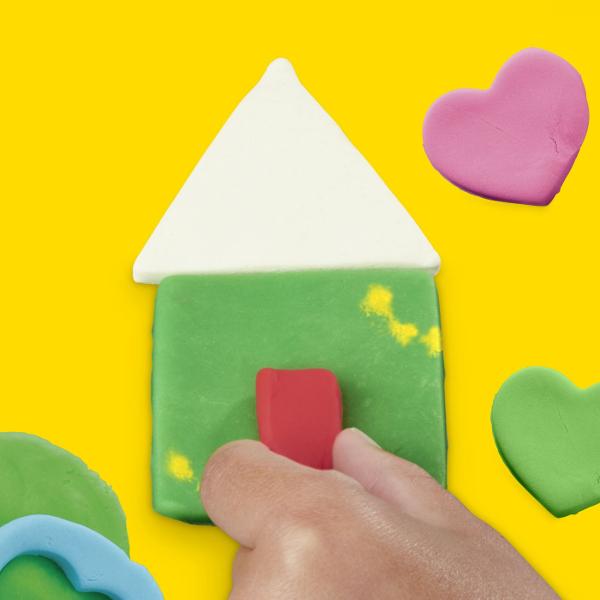 Setul Play-Doh Forme este ideal pentru primele activitati creative cu plastilina oferind copiilor posibilitatea de a modela presa si decupa diferite forme intr-un mod distractiv Setul include forme geometrice si accesorii de modelaj precum si plastilina Play-Doh in 6 culori cu o cantitate totala de 170 g Joaca ajuta la dezvoltarea creativitatii coordonarii mana-ochi si motricitatii fine incurajand copiii sa combine culorile si sa creeze propriile modele Recomandat copiilor cu varsta de 