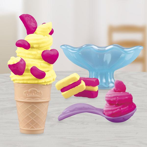 Setul Play-Doh Mini ofera copiilor o modalitate distractiva de a modela si crea diferite forme din plastilina Cu ajutorul presei si al accesoriilor incluse plastilina poate fi presata prin diverse sabloane pentru a obtine modele forme si decoratiuni variate Setul include 2 recipiente cu plastilina Play-Doh in culori diferite cu o cantitate totala de 113 g precum si accesorii pentru modelare si decupare Activitatea stimuleaza creativitatea imaginatia indemanarea si motricitatea fina 