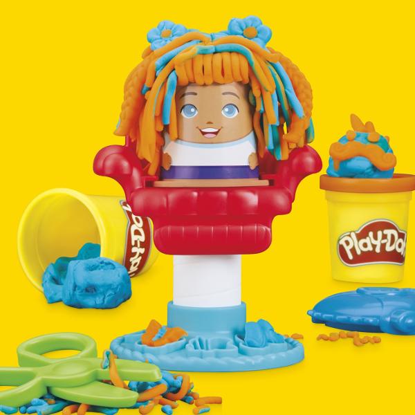 Setul Play-Doh Mini ofera copiilor o modalitate distractiva de a modela si crea diferite forme din plastilina Cu ajutorul presei si al accesoriilor incluse plastilina poate fi presata prin diverse sabloane pentru a obtine modele forme si decoratiuni variate Setul include 2 recipiente cu plastilina Play-Doh in culori diferite cu o cantitate totala de 113 g precum si accesorii pentru modelare si decupare Activitatea stimuleaza creativitatea imaginatia indemanarea si motricitatea fina 