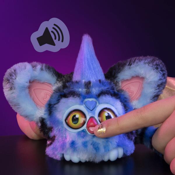Descopera universul K Pop Vanatorii de Demoni alaturi de Furby Furblets Derpy Tiger o jucarie interactiva de dimensiuni compacte inspirata de simpaticul personaj din filmul Netflix KPop Demon Hunters Prin apasarea diferitelor zone interactive Furblet-ul poate reda peste 45 de sunete si melodii oferind o experienta de joaca distractiva si variata Designul combina aspectul caracteristic Furby cu elementele distinctive ale personajului Derpy Tiger fiind potrivit atat pentru joaca cat si 