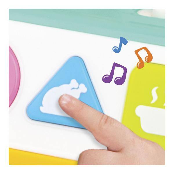 Jucarie Bucatarie Interactiva este un centru de joaca pentru micii bucatari conceput pentru jocuri de rol si activitati interactive Jucaria include o carte cu retete si ustensile pentru gatit astfel incat copilul poate imita pregatirea diferitelor preparate Rotirea butonului de temperatura activeaza o lumina intermitenta iar cele 3 butoane interactive ajuta la descoperirea diferitelor forme si alimente Robinetul poate fi rotit pentru a reda sunete realiste de apa iar bucataria include si 