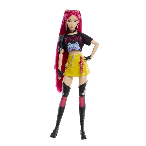 Figurina Mira din K Pop Vanatori de Demoni este inspirata de personajul din grupul HUNTRX din universul Netflix KPop Demon Hunters Figurina are aproximativ 30 cm inaltime este articulata si poate fi pozitionata in diferite ipostaze pentru joaca sau expunere Mira poarta tinuta inspirata din momentul &bdquoHow It&39s Done&rdquo cu par lung roz tricou negru fusta galbena si cizme iar setul include si arma sa caracteristica pentru recrearea scenelor de actiune din film 