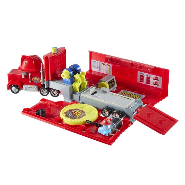 Camionul Mack din colectia Disney Pixar Cars Race &amp Rescue se transforma intr-un centru mobil de reparatii si interventie pregatit pentru aventuri inspirate din lumea Cars Vehiculul se deschide pentru a dezvalui o zona de service cu platforma rampa si mai multe elemente interactive pentru repararea si pregatirea masinutelor pentru urmatoarea cursa Setul include camionul Mack si accesorii tematice pentru scenarii de joaca de tip service si salvare Copiii pot transporta vehiculele le 