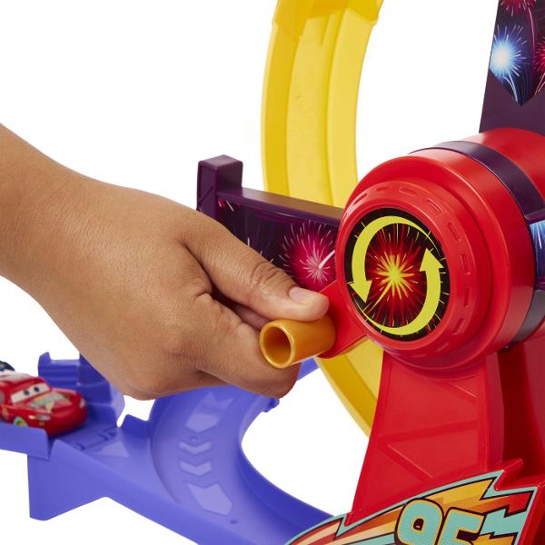 Pista de curse Disney Pixar Cars Celebration Raceway aduce actiunea si viteza din lumea Cars intr-un set de joaca spectaculos Copiii il pot lansa pe Fulger McQueen pe traseu cu ajutorul mecanismului de propulsie actionat manual si il pot trimite prin bucla centrala iluminata pentru curse pline de dinamism Setul include o masinuta Fulger McQueen si o pista cu lungimea de aproximativ 53 cm prevazuta cu elemente inspirate din Radiator Springs si zona Flo&39s V8 Cafe Masinuta inclusa poate 