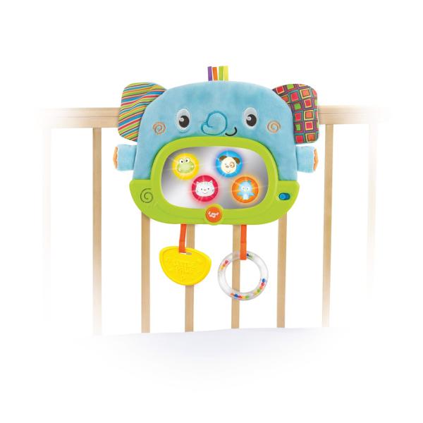 Prietenul Elefant Winfun este o jucarie semi-moale conceputa pentru a stimula simturile si a incuraja jocul interactiv al bebelusilor Cu urechi fosnitoare care produc sunete placute aceasta jucarie va capta atentia micutului tau Elefantul dispune de doua moduri de joc Modul Zi care ofera distractie prin sunete vesele si interactive si Modul Noapte care adauga melodii linistitoare pentru a crea o atmosfera calmanta inainte de culcare Jucaria include o oglinda sigura pentru bebelusi care 