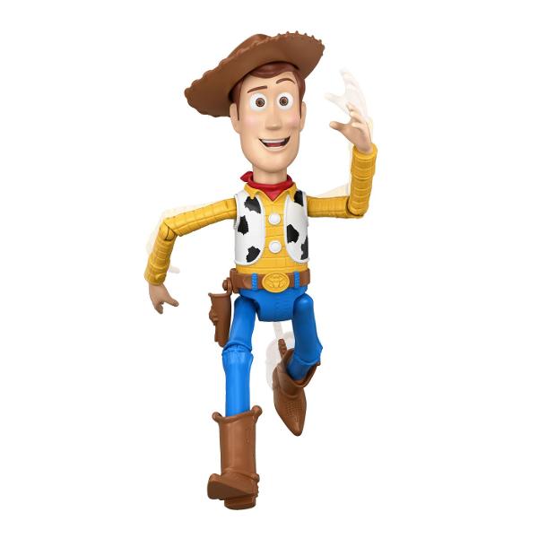 Figurina Woody din Toy Story 5 este inspirata de indragitul personaj Disney Pixar si reda tinuta sa clasica de cowboy cu palarie maro camasa galbena vesta alb-negru esarfa rosie si cizme Figurina are aproximativ 30 cm inaltime este articulata si include functii interactive Prin tragerea snurului din spate Woody activeaza sunete si replici iar mecanismul de miscare adauga un plus de dinamism in timpul jocului Copiii pot recrea scene inspirate din Toy Story 5 si pot inventa propriile 