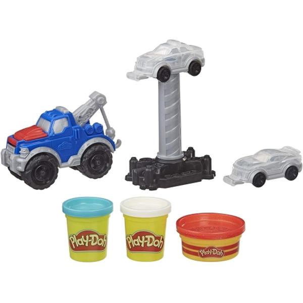 Ai nevoie de ajutor Apelati la camionul de tractare pentru a va ajuta sa salvati ziua Creati o masina Play-Doh prin atasarea rotilor si umplerea matritei auto cu compusul Play-Doh apoi legati-o la camionul de tractare pentru a o transporta Strangeti cu cheiea de remorcare din fata camionului si faceti accesorii distractive cu ajutorul matritelor Compusul metalic Play-Doh ofera creatiilor tale mai mult realism  iar cele 2 cutii standard suplimentare aduc distractie colorata