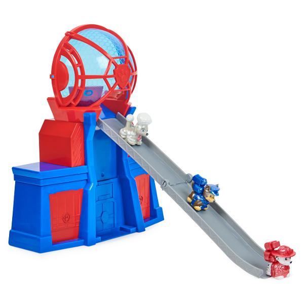 Joaca si afiseaza-ti figurinele PAW Patrol The Movie Micro Movers cu City Tower Acest turn arata exact ca cel de pe marele ecran scalat pentru a se potrivi figurilor Micro Movers PAW Patrol City Tower include trei figuri exclusive Micro Movers ale lui Chase Marshall si Dolores care se potrivesc in palma mainii tale Fiecare figurina are detalii autentice si un finisaj perlat facandu-le complementul perfect pentru colectia ta Aceste figurine PAW Patrol de dimensiuni mici au o minge in 