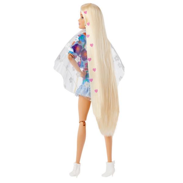 Papusile Barbie&reg Extra etaleaza tinute indraznete si culori vii si iau atitudine Fiecare papusa Barbie&reg are propriul stil jucaus si extravagant Iar animalele lor de companie fiecare diferit si adorabil au si ele o personalitate puternica Barbie&reg Extra permite copiilor sa exploreze exprimarea de sine prin stil si ofera o experienta de moda si stilizare captivanta cu papusi articulate Reprezinta distractie cu moda cu sclipici ursuleti gumati emoji si par distinctiv 
