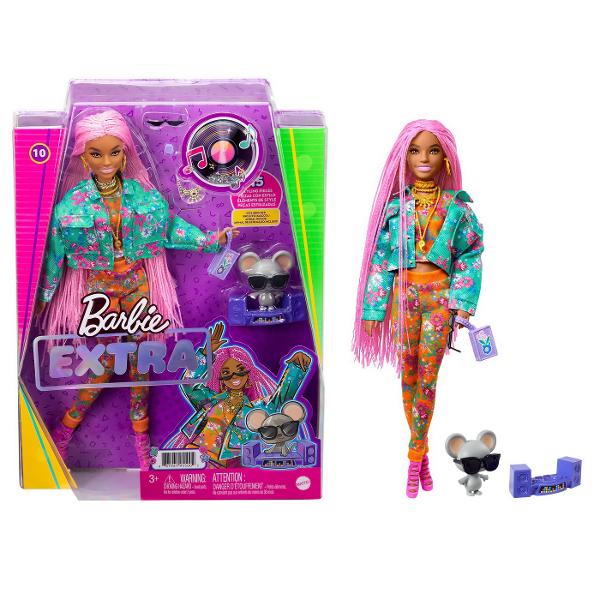 Papusile Barbie Extra etaleaza tinute indraznete si culori vii si iau atitudine Fiecare papusa Barbie are propriul stil jucaus si exagerat Iar animalele lor de companie fiecare diferit si adorabil au si ele o personalitate puternica Barbie Extra permite copiilor sa exploreze exprimarea de sine prin stil si ofera o experienta de moda si stilizare captivanta cu papusi articulate Fiecare papusa reprezinta distractie cu moda cu sclipici ursuleti gumati emoji si par distinctiv aducand un 