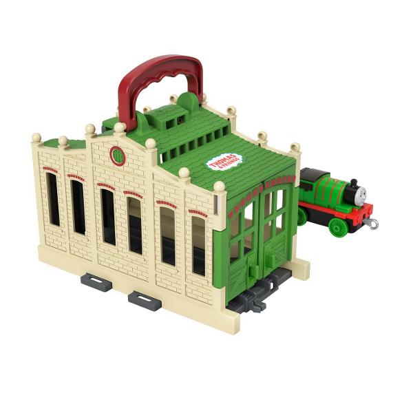 Micii mecanici de locomotiva pot construi propriul depou Tidmouth acasa cu depourile Thomas & Friends™ Connect & Go de la Fisher-Price® Fiecare depou se conecteaza cu usurinta la orice set de sine Thomas & Friends™ este furnizat cu o locomotiva din metal care reprezinta un membru diferit al „Echipei aburilor” si poate fi luat oriunde Seturile de sine se vand separat Colectionati toate depourile Connect & Go si conectati-le pentru a recrea 