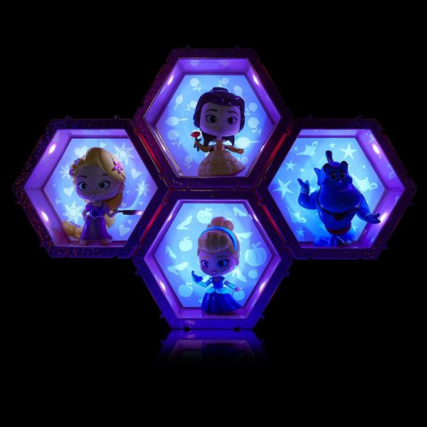 Fiecare personaj este situat in propriul POD in forma de hexagon cu lumini UV si senzor IR incorporat Pur si simplu miscati mana peste senzor pentru a lumina WOW-ul POD-ul Misca-ti mana in fata POD-ului pentru a-l lumina si a dezvalui pictograme ascunse in spatele WOWPod-ului Lumina se stinge automat dupa 30 de secunde Conectati-le in cateva secunde Colectia ta poate lua diferite forme si avea in fiecare zi alt look Limita e doar de imaginatia ta Puteti chiar sa va scrieti numele sau 