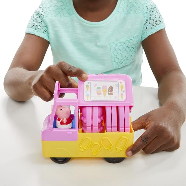 Peppa iubeste inghetata Vacanta de vara sigur va aduce distractie nemaipomenita alaturi de Peppa si Play-Doh Setul include forme pentru a modela acadele si cornete cu inghetata si 5 cutii cu pasta modelatoare Play-Doh Peppa poate chiar si sa conduca rulota Pasta modelatoare Play-Doh aduce acum la viata lumea Peppa Pig pentru si mai multa distractie creativa