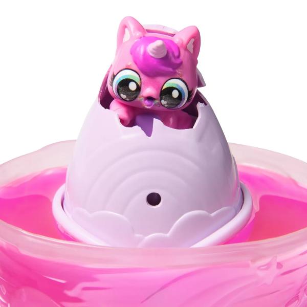 Aduceti curcubeul cu Hatchimals Stropul de Curcubeu AliveCu dragoste si grija acesti Hatchimals jucausi prind viata intr-un nou mod colorat oua care eclozeaza in apa schimband culoarea apei pentru a se potrivi cu personajul din interiorPachetul include 1 ou cu 1 personaj Hatchimals in interior o pereche de aripi un cuib si un accesoriu de cresterePentru a incepe eclozarea indepartati aripile oului umpleti cuibul cu apa si asezati oul inauntru În 