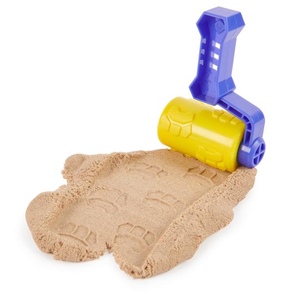 Obtineti arena de joaca iconica cu acest set de figurine Kinetic Sand adera la el joc facandu-l o jucarie de constructie usor de turnat si usor de curatat Include 2 figurine 85 de grame de nisip kinetic o rola pentru a aplatiza si a crea amprente in nisip si un instrument de stantare pentru a crea blocuri de constructie