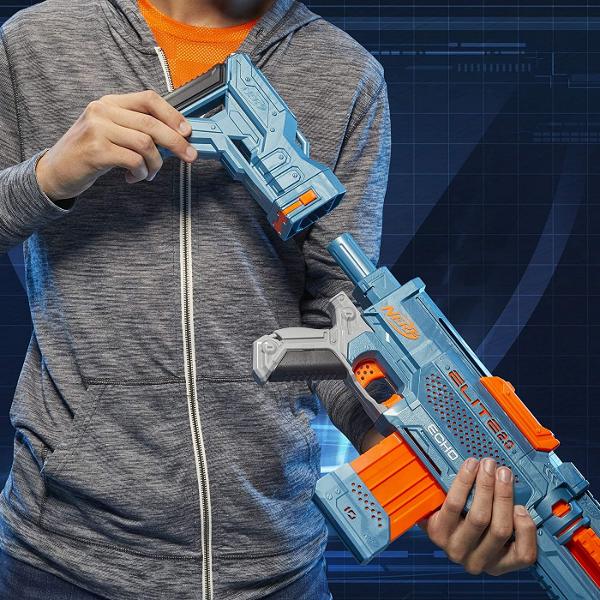 Echipeaza-te pentru lupta cu blasterele Nerf Elite 20 cu optiuni de personalizare incorporate astfel incat sa le poti imbunatati si sa le pui la bataie in competitiile Nerf Creeaza-ti o colectie de blastere Elite 20 pentru a-ti optimiza strategia tactica si flexibilitatea in fiecare misiune si in fiecare lupta Blasterul Nerf Elite 20 Echo CS-10 include un pat si o extensie pentru teava demontabile astfel incat sa iti poti personaliza blasterul in mai multe feluri Foloseste cele 4 sine 