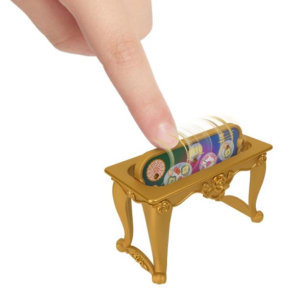 Fanii vor fi incantati de acest set de joaca inspirat de Frumoasa si Bestia Disney O casa de papusi la scara mica fermecatoare castelul se deschide pentru a dezvalui mai multe zone de joaca plus o papusa Belle 4 prieteni mobilier si multe altele Setul de joc include un maner pentru transport si se poate conecta cu alte Storytime Stackers pentru a extinde regatul Papusile nu pot sta singure Culorile si decoratiunile pot varia Papusa mica Belle apare in stilul ei clasic o rochie 