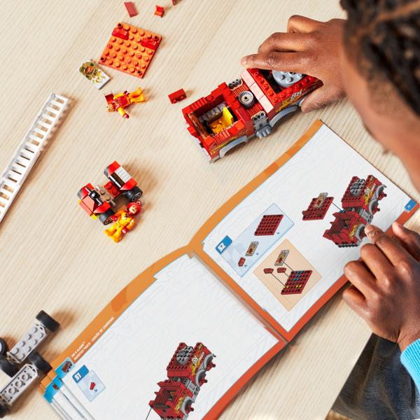 Pregateste-te pentru actiunea monstruala cu setul de constructie 5 ALARM MEGA Hot Wheels bazat pe modelul original Hot Wheels Monster Trucks Dispunand de detalii autentice Hot Wheels acest vehicul este echipat cu roti gigantice grafica iconica si decor si o scara de incendiu extensibila Asezati micro figurina de actiune inclusa in scaunul soferului si combinati-va cu alte seturi de constructie MEGA Hot Wheels pentru a va crea propriile camioane monstru personalizate