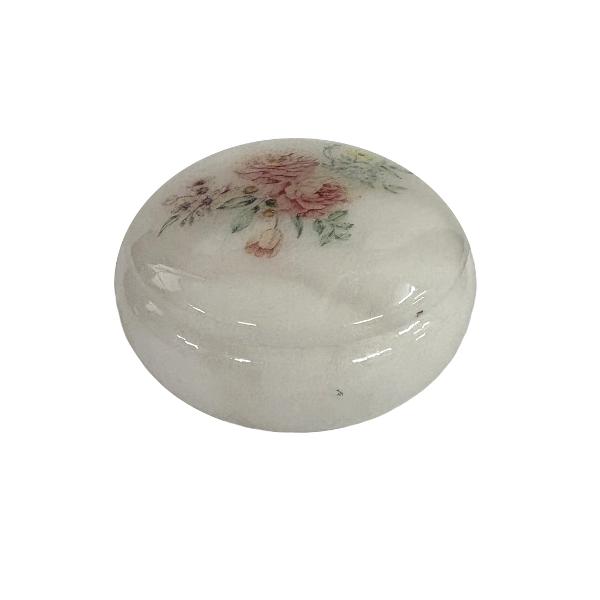Cutiu&539;&259; din alabastru rotund&259; cu un diametru de 8 cm &537;i o în&259;l&539;ime de 4 cm perfect&259; pentru p&259;strarea bijuteriilor sau a micilor obiecte pre&539;ioaseRealizat&259; din piatr&259; natural&259; de alabastru fiecare cutiu&539;&259; este unic&259; putând prezenta varia&539;ii subtile de culoare &537;i textur&259; datorit&259; caracteristicilor specifice ale fiec&259;rei pietreAcest detaliu confer&259; 