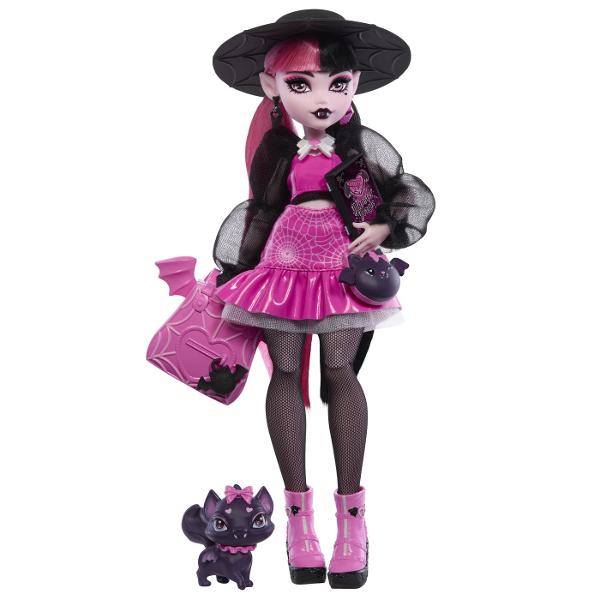 Papusa Monster High Draculaura arata uimitor intr-o tinuta adorabil de infricosatoare Ea vine cu animalul sau de companie Count Fabulous precum si cu accesorii infricosatoareDraculaura poarta un top roz stralucitor cu maneci bufante negre transparente si o fusta asortata O palarie sosete negre si cizme roz completeaza aspectul eiPisica-liliac infricosatoare Count Fabulous este de asemenea teribil de eleganta cu o fundita roz si un guler Copiii pot imagina aventuri nesfarsite cu acest 