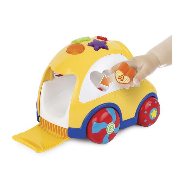 Masinuta cu forme de sortat este o jucarie interactiva care combina distractia cu invatarea Cand masinuta este trasa se activeaza miscarea ochilor si a gurii in timp ce reda fraze amuzante si melodii vesele Masina include o activitate de sortare a formelor avand patru forme colorate triunghi inima cerc si patrat ajutand copilul sa invete sa recunoasca si sa sorteze formele corect Jucaria are doua moduri de joc Modul de Joaca care invata copilul sa identifice formele si sa invete rima 