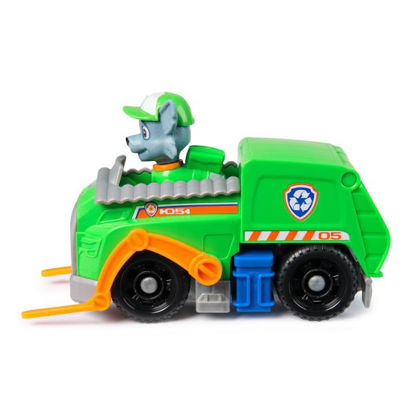 Vehiculele de baza cu functii de actiune mobile individuale si o figurina la bord permit aventurilor din serialul TV Paw Patrol sa traiasca si in camera copiilor Este inclusa o singura figura cu un vehicul Vehiculul si figurina de jucarie sunt in mare parte fabricate din plastic reciclat Chase Skye Marshall Rubble Zuma Everest Tracker si Rocky cu vehiculele lor sunt disponibile individual Toate vehiculele de baza durabilevehiculele de baza includ o figurina de caine care poate fi 