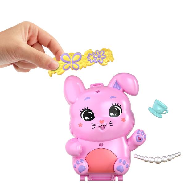 Gentutele Polly Pocket detin lumi mici cu surprize mari in interior pe care fetele si baietii le pot duce oriunde Fiecare jucarie portabila prezinta la exterior o forma adorabila de animal cu un detaliu de joaca interactiv cei mici pot combina accesoriile pentru a ingriji animalul de cate ori doresc Cand au terminat de decorat exteriorul copiii pot deschide carcasa pentru a dezvalui o papusa mai multe functii de joaca din mers si mai mult de 10 accesorii Arunca o petrecere de pijama pentru 