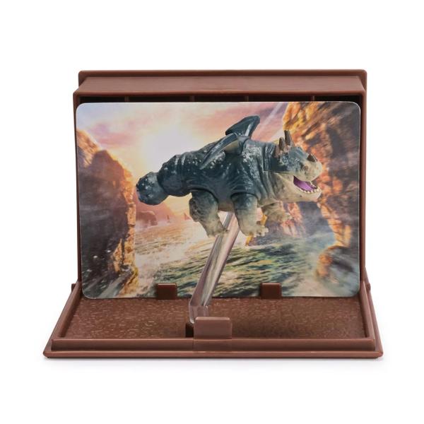 Inalta-te la noi culmi cu dragonii din World of Berk Book of Dragons Descopera si asambleaza dragoni din film precum Toothless Deadly Nadder sau Gronckle in timp ce deschizi cartea Fiecare figurina dragon de 5 cm vine intr-o carte de colectie care detaliaza atributele speciale ale fiecarui dragon pentru a le expune cu mandrie Incepe sa iti aduni clanul de dragoni astazi Fie ca este vorba de o zi de nastere o sarbatoare sau orice alta ocazie o figurina dragon este o optiune 