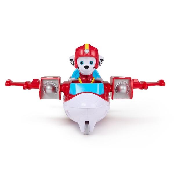 Zboara in actiune cu Air Rescue Skye si jucaria ei de salvare din incendii avionul Hero Claw Cand este timpul pentru o misiune de salvare plina de actiune blocheaza picioarele lui Skye in pozitie in cabina de pilotaj inainte de a decola in misiunea ta Salveaza-ti iepurasul de jucarie apasand un buton de pe avion pentru a extinde gheara apoi prinde iepurasul cu cosul de salvare si du-l in siguranta Skye are o inaltime de peste 5 cm si este echipata cu jacheta si casca de zbor de culoare roz 