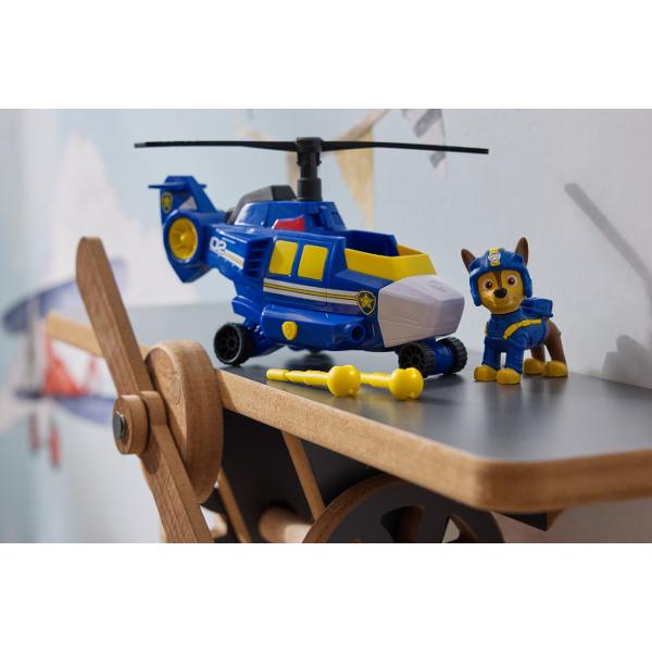 Zboara in actiune cu Air Rescue Skye si jucaria ei de salvare din incendii avionul Hero Claw Cand este timpul pentru o misiune de salvare plina de actiune blocheaza picioarele lui Skye in pozitie in cabina de pilotaj inainte de a decola in misiunea ta Salveaza-ti iepurasul de jucarie apasand un buton de pe avion pentru a extinde gheara apoi prinde iepurasul cu cosul de salvare si du-l in siguranta Skye are o inaltime de peste 5 cm si este echipata cu jacheta si casca de zbor de culoare roz 