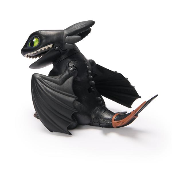 Aduceti aventura din How To Train Your Dragon acasa cu dragonul cu sunete Bucura-te de propriul tau Night Fury cu miscari realiste ale capului si stil autentic de film pe masura ce iti cunosti dragonul Dragonul prinde viata cu 25 de sunete diferite pe masura ce ii mangai capul Porneste-ti dragonul si trezeste-l cu o simpla atingere Aceasta jucarie dragon are dimensiunea potrivita pentru a fi luata din mers sau pentru a va bucura acasa de propriul dragon Baterii incluse Copiii isi pot 