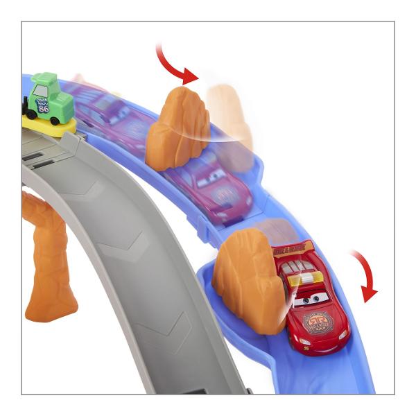 Pregateste-te de actiune cu setul Disney Cars Aceasta pista spectaculoasa de 96 cm aduce cursele si salvarile din Radiator Springs direct in camera copiilor Masinutele preferate inclusiv Fulger McQueen si Chick Hicks se intrec pe rampe periculoase evita obstacolele si salveaza prietenii aflati in dificultate Cu detalii realiste si o constructie robusta acest set ofera ore intregi de joaca dinamica si interactiva Ideal pentru fanii Cars care adora viteza aventura si povestile pline de 