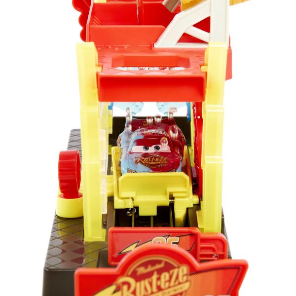 Pregateste-l pe Fulger McQueen pentru cursa cu setul Disney  Acest set interactiv de spalatorie transforma joaca intr-o experienta plina de actiune si culoare Foloseste apa rece si calda pentru a schimba culoarea masinutei si a descoperi efecte spectaculoase in timp real Copiii pot spala clati si usuca masina preferata inainte de a trimite din nou pe pista pentru noi aventuri Include o masinuta Color Changers Fulger McQueen si multiple zone de joaca pentru distractie fara sfarsit Perfect 