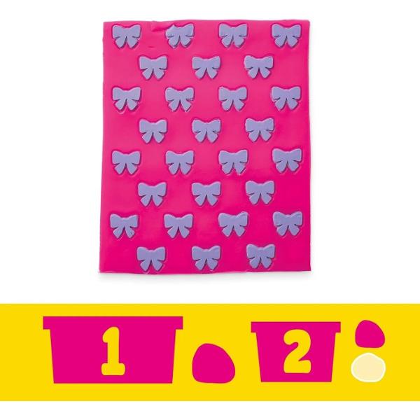 Creeaza stiluri super dragute cu setul Volanase si Fundite Este usor si distractiv sa creezi haine pentru papusa Barbie Play-Doh cu acest kit de arte si mestesuguri Pur si simplu aseaza papusa pe suport foloseste foaia cu modele Play-Doh si decupatoarele pentru a croi rochite Barbie si imbrac-o in cele mai creative moduri imaginabile Ofera-i diferite coafuri Play-Doh cu ajutorul matritei de par sau copiii isi pot face propriile coafuri manual Adauga accesorii pentru papusa Barbie cum ar fi 