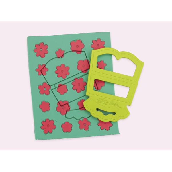 Creeaza stiluri rustice super dragute cu setul Florale si Franjuri Este usor si distractiv sa creezi haine pentru papusile Barbie Play-Doh cu acest kit de arte si mestesuguri Pur si simplu aseaza papusa pe suport foloseste foaia cu modele Play-Doh si decupatoarele pentru a croi tinute Barbie si imbrac-o in cele mai creative moduri imaginabile Ofera-i diferite coafuri Play-Doh cu ajutorul matritei de par sau copiii isi pot face propriile coafuri manual Adauga accesorii pentru papusile 