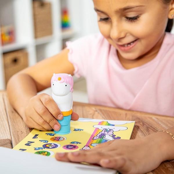 Melissa and Doug Sticker Wow este un set creativ de joaca pentru copii de la 3 ani in sus conceput pentru activitati distractive cu stickere Fiecare set include un aplicator tip stampila cu personaj reincarcabil care distribuie stickere individuale pe paginile incluse in caietul de activitate Setul contine aproximativ 300 de stickere si un caiet cu 24 de pagini pline de jocuri provocari si ilustratii colorate care incurajeaza copiii sa lipeasca sa potriveasca si sa completeze diferite 