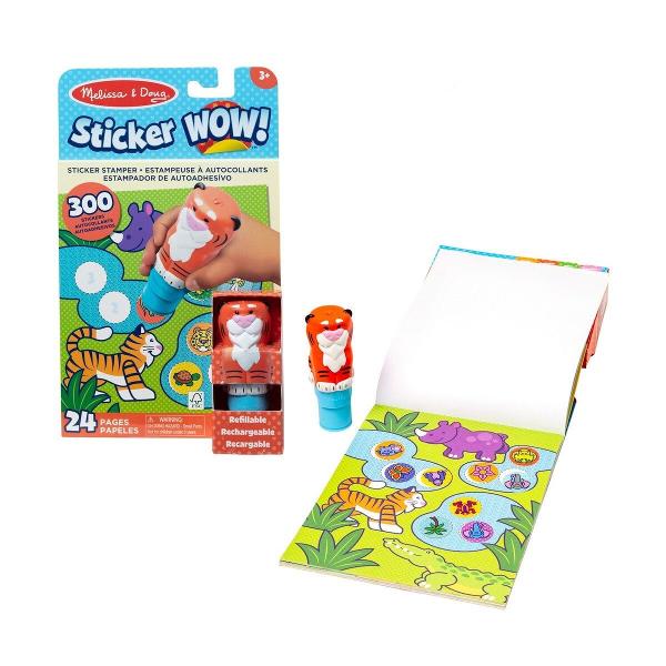 Melissa and Doug Sticker Wow este un set creativ de joaca pentru copii de la 3 ani in sus conceput pentru activitati distractive cu stickere Fiecare set include un aplicator tip stampila cu personaj reincarcabil care distribuie stickere individuale pe paginile incluse in caietul de activitate Setul contine aproximativ 300 de stickere si un caiet cu 24 de pagini pline de jocuri provocari si ilustratii colorate care incurajeaza copiii sa lipeasca sa potriveasca si sa completeze diferite 