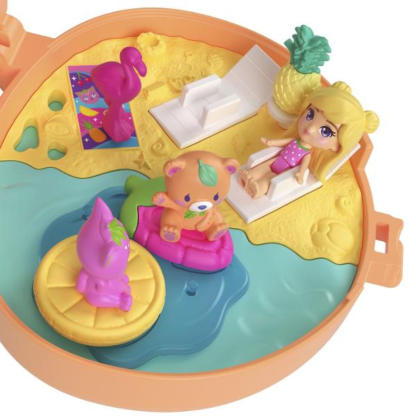 Setul de joaca Polly Pocket aduce distractia intr-un format portabil si colorat perfect pentru aventuri oriunde Fiecare are un design vesel si include o mini figurina Polly Pocket accesorii tematice si elemente interactive care transforma interiorul intr-un mic univers de joaca Se deschide pentru a dezvalui o scena de joc plina de detalii si surpriza unde copiii pot inventa povesti si pot explora diferite activitati alaturi de figurina inclusa Accesoriile si decorurile permit crearea unor 