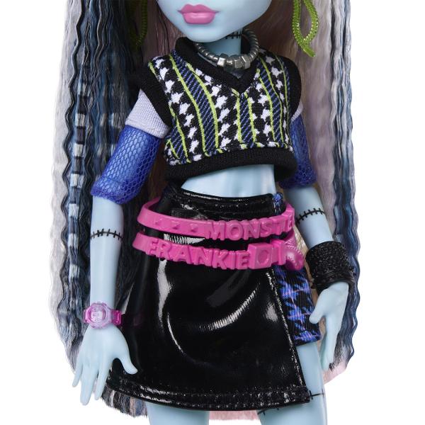 Descopera stilul electrizant din universul Monster High cu papusa Frankie Stein un personaj iconic cu un look modern si accesorii pline de personalitate Frankie impresioneaza prin parul lung in nuante contrastante si tinuta statement compusa din rochie neagra cu detalii grafice si elemente inspirate din tema electrica Accesoriile incluse completeaza povestea de la ochelari si bautura tematica pana la telefon gustare si un adorabil animal de companie Fiecare detaliu reflecta spiritul 