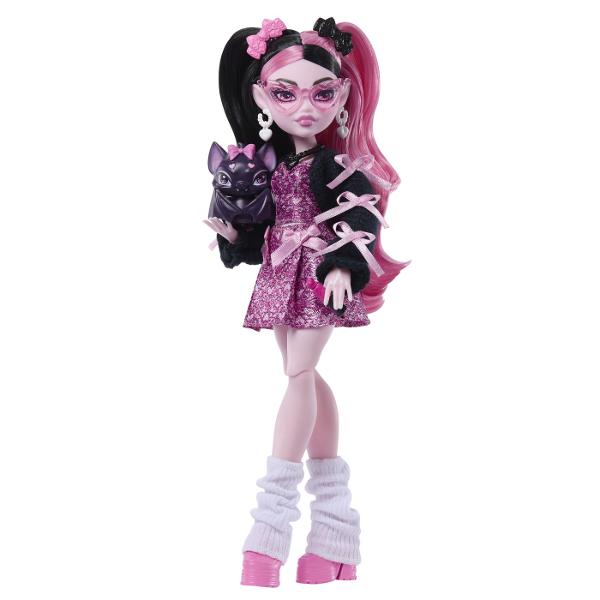 Intra in atmosfera gotica si plina de stil din universul Monster High cu papusa Draculaura un personaj emblematic cu un look adorabil si indraznet Draculaura impresioneaza prin parul lung in doua nuante contrastante si tinuta stralucitoare in tonuri de roz si negru completata de accesorii statement si detalii inspirate din tematica vampirica Setul include diverse accesorii pentru joaca precum are eleganta telefon gustare bautura tematica ochelari si un animal de companie cu design 