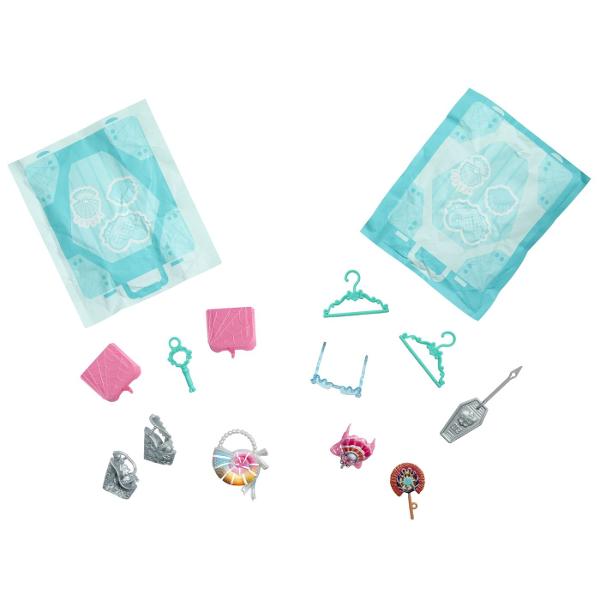 Descopera universul plin de mister si stil din colectia Monster High Skulltimate Secrets cu papusa Lagoona Blue intr-o editie speciala cu surpriza Setul include peste 19 surprize si ofera mai mult de 125 de combinatii de styling permitand personalizarea completa a tinutelor si accesoriilor Copilul poate debloca compartimentele secrete cu ajutorul cheii incluse dezvaluind haine accesorii si elemente tematice inspirate din atmosfera exotica a oazei Papusa impresioneaza prin parul lung in 