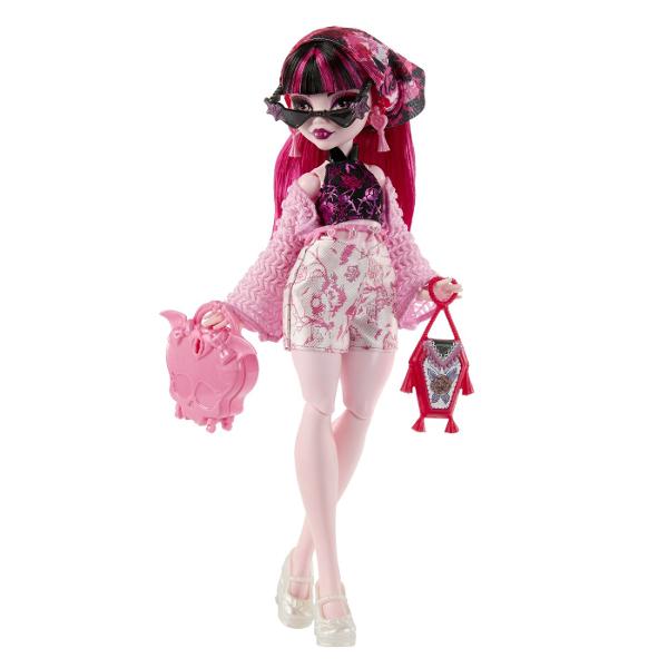 Descopera universul plin de mister si stil din colectia Monster High Skulltimate Secrets cu papusa Draculaura intr-o editie speciala cu surpriza Setul include peste 19 surprize si ofera mai mult de 125 de combinatii de styling permitand personalizarea completa a tinutelor si accesoriilor Copilul poate debloca compartimentele secrete cu ajutorul cheii incluse dezvaluind haine accesorii si elemente tematice inspirate din atmosfera exotica a oazei Papusa impresioneaza prin tinute in nuante 