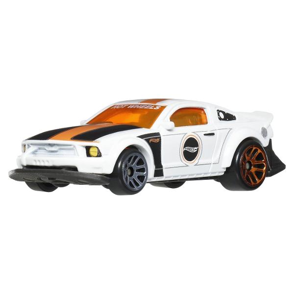Setul Hot Wheels Silver Series Legends include sase vehicule spectaculoase inspirate din modele custom si masini performante apreciate in cultura auto moderna Fiecare masinuta este realizata din metal turnat cu detalii atent finisate grafica distinctiva si elemente de design agresiv specifice stilului Hot Wheels Colectia reuneste modele precum Hot Wheels Ford Transit Connect 2005 Ford Mustang Baja Truck Loop Coupe Bone Shaker si 2018 COPO Camaro SS oferind o combinatie echilibrata 