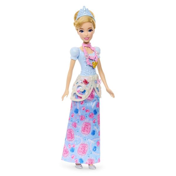 Setul Disney Princess Jewel Reveal aduce magia povestilor Disney intr-o experienta plina de surprize Ambalat intr-o cutie eleganta in forma de inima stralucitoare setul ascunde in interior o papusa Cenusareasa inspirata din universul Printeselor Disney si multiple accesorii surpriza Copiii pot deschide compartimentele pentru a descoperi treptat elementele incluse precum accesorii de moda si detalii inspirate din poveste Designul sclipitor si mecanismul de deschidere a transformarii 
